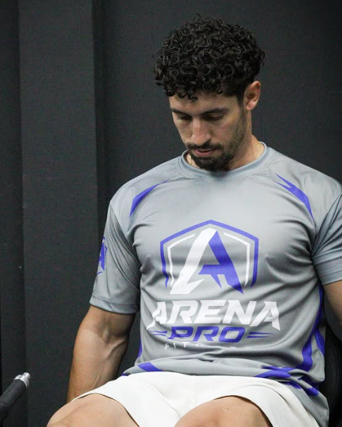Atleta com camiseta Arena Pro Fitness