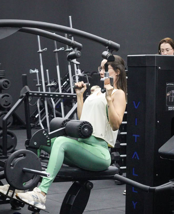 Treino em máquina na Arena Pro Fitness